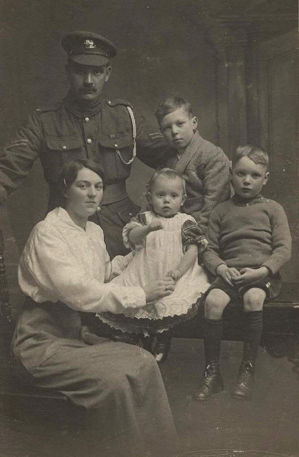 Photo of photos/Margaret Law b1890 &fam portrait